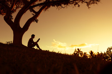 《海底两万里》中写到潜艇上的人睡的床、穿的衣服、用来写字的笔和墨水是用什么做的？
