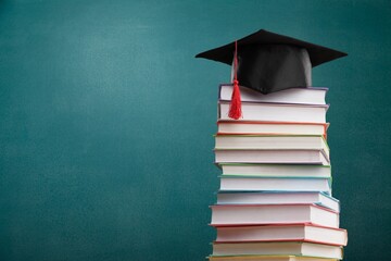 《海底两万里》中写到潜艇上的人睡的床、穿的衣服、用来写字的笔和墨水是用什么做的？