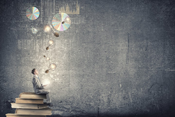 《海底两万里》中写到潜艇上的人睡的床、穿的衣服、用来写字的笔和墨水是用什么做的？